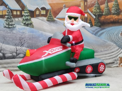 Kerstman op sneeuwscooter 