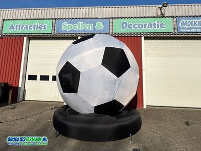 Voetbal-Opblaasbaar-4-meter-huren-Broekiesverhuur