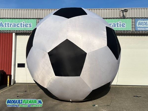 Voetbal-Opblaasbaar-5-meter-huren-Broekiesverhuur