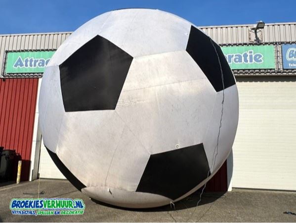 Voetbal-Opblaasbaar-5-meter-huren